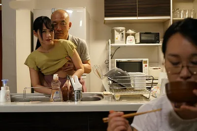 Chồng chịch con gái riêng của cô vợ khi biết cô vợ không thể sinh con cho mình