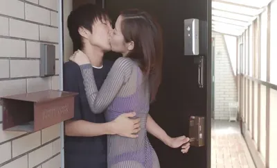 Em gái hàng xóm với chiếc quần lót lọt khe và cậu nhóc nhà đối diện may mắn