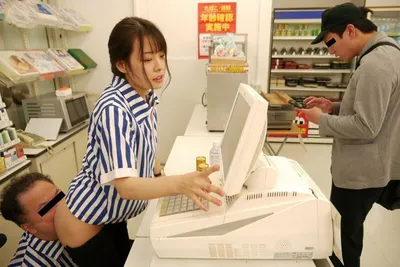 đi làm thêm ở cửa hàng tiện lợi, cô học sinh bị anh sếp nện sml