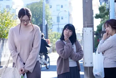 Trả thù mấy mụ nhà đối diện thường xuyên nói xấu bằng cách “cướp chồng ả ta”