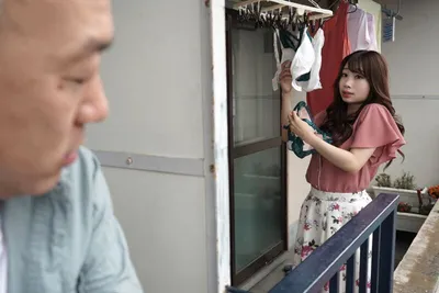 Gã nhà sát bên chuyên soi mói và cặp bà xã ông chồng thường xuyên rên la quá to