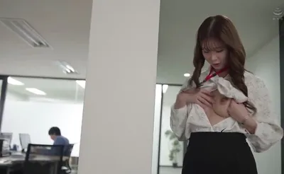 Bí ẩn của cô nhân viên mặt ngoài nghiêm nghị nhưng bên trong là "nữ hoàng dâm đãng"