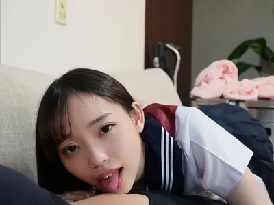 Học sinh nữ ngây thơ bị tên ba cóc chọc dương vật giả vào lồn