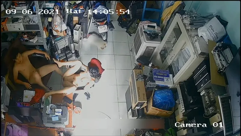 Vợ yêu chồng yêu chịch nhau trong của cu máy tính