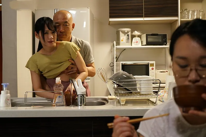 Chồng chịch con gái riêng của cô vợ khi biết cô vợ không thể sinh con cho mình