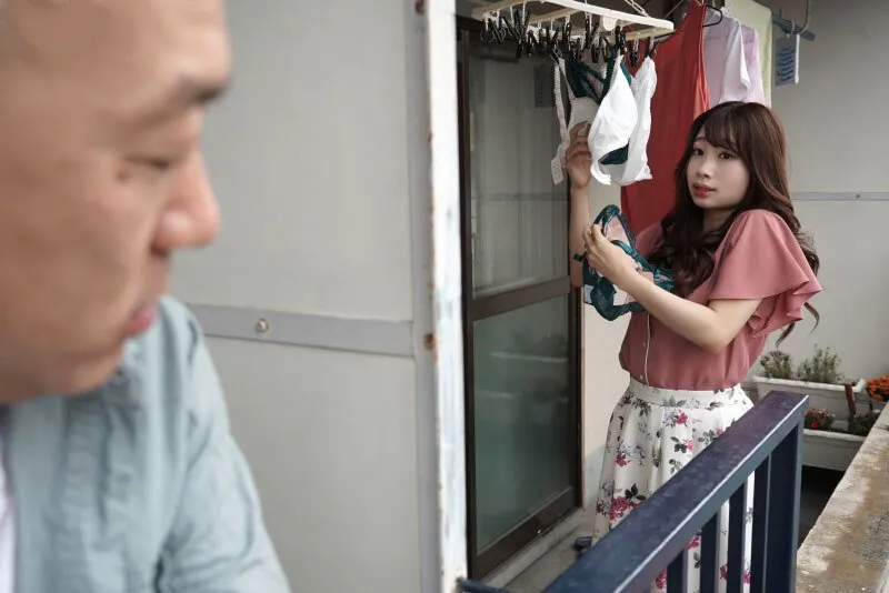 Gã nhà sát bên chuyên soi mói và cặp bà xã ông chồng thường xuyên rên la quá to