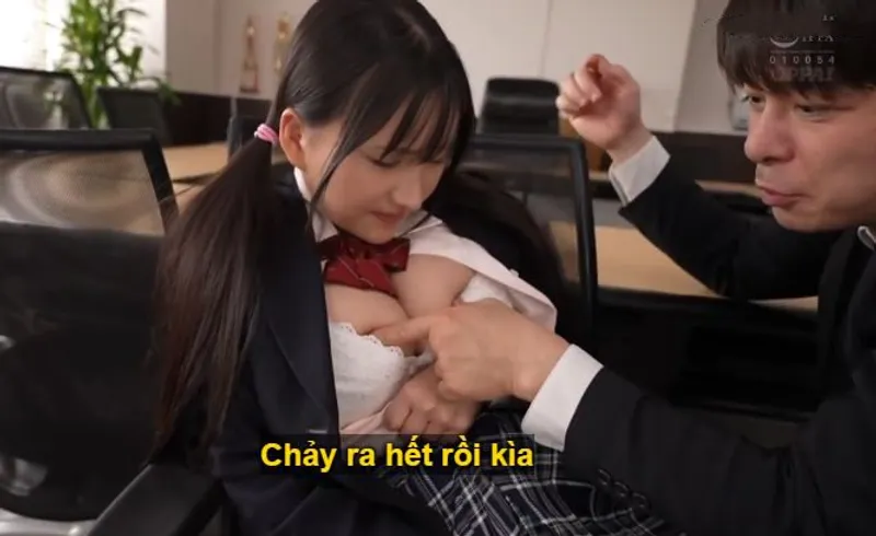 Ba năm trời, thầy giáo rèn luyện cô học trò ngực đẹp biến thành " bình đựng tinh"